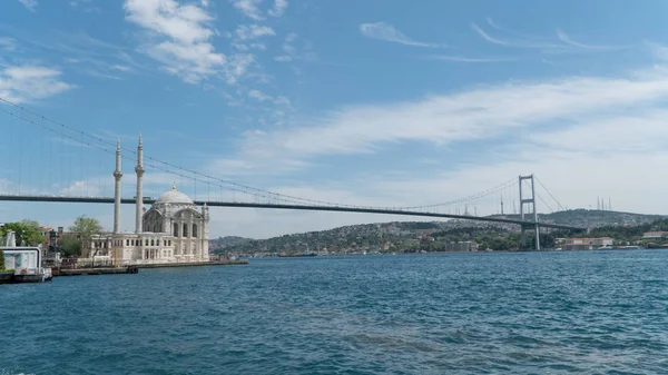 Ortakoy 사원 및 유럽과 아시아를 연결 하는 보스포러스 다리 — 스톡 사진