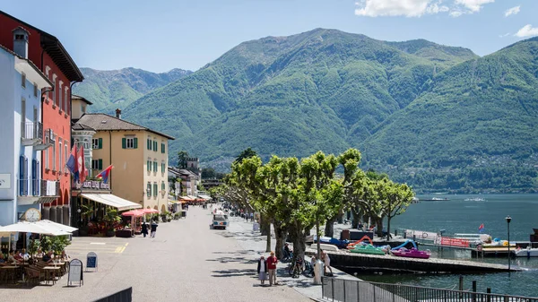 Cidade de Locarno com vista para o lago Maggiore, Ticino, Suíça — Fotografia de Stock