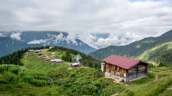 Panoramablick auf das Pokut-Plateau in Schwarzmeer-Karadeniz, Rize, Türkei — Stockfoto