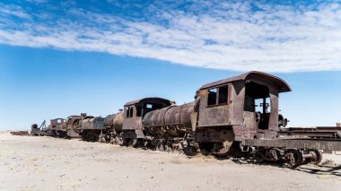 Uyuni çölünde, Bolivya, Güney Amerika tren mezarlığında paslı eski tren