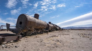 Uyuni çölünde, Bolivya, Güney Amerika tren mezarlığında paslı eski tren