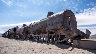 Uyuni çölünde, Bolivya, Güney Amerika tren mezarlığında paslı eski tren