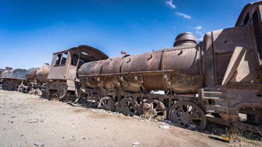 Uyuni çölünde, Bolivya, Güney Amerika tren mezarlığında paslı eski tren