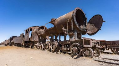 Uyuni çölünde, Bolivya, Güney Amerika tren mezarlığında paslı eski tren