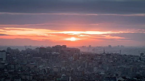 Pôr do sol em Istambul com paisagem panorâmica da cidade — Fotografia de Stock