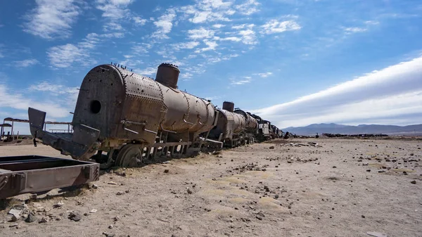 Stary zardzewiały pociąg na cmentarzu kolejowego Uyuni pustyni, Boliwii, Ameryka Południowa — Zdjęcie stockowe