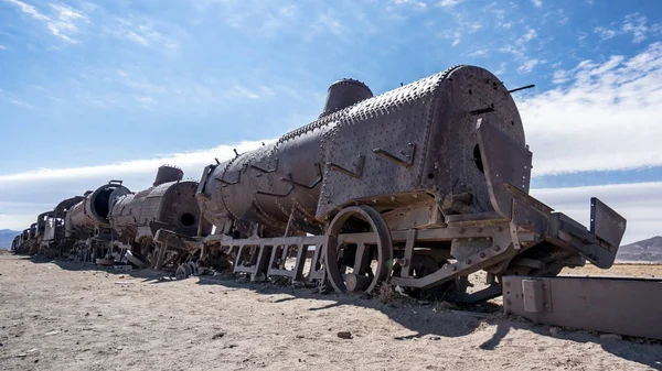 Vecchio treno arrugginito al cimitero dei treni nel deserto di Uyuni, Bolivia, Sud America — Foto Stock