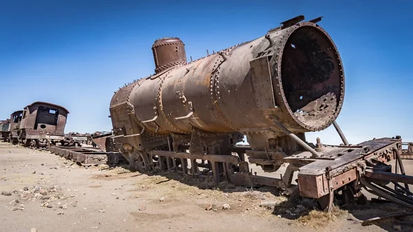 Uyuni çölünde, Bolivya, Güney Amerika tren mezarlığında paslı eski tren