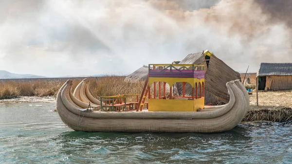 Traditional totora reed boat, Islas es los Uros, Lake Titicaca, Peru — Stock Photo, Image