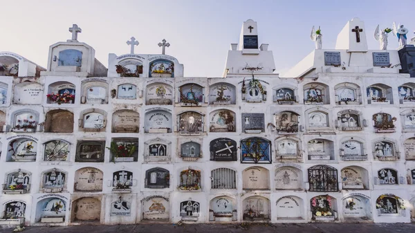 Над могилами на кладбище Ика в Перу — стоковое фото