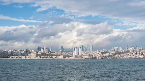 Paisaje urbano panorámico sobre el Bósforo en Estambul Turquía — Foto de Stock