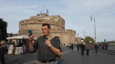 Rome, İtalya - Mart 2017: Turist Saint melek Kalesi ve Roma'da Tiber Nehri Köprüsü çevresinde