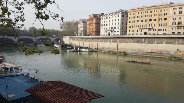 Rome Italië Maart 2017 Atleten Een Boot Roeien Rivier Tiber — Stockvideo