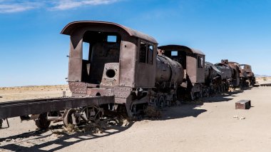 Uyuni çölünde, Bolivya, Güney Amerika tren mezarlığında paslı eski tren