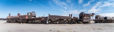 Uyuni çölünde, Bolivya, Güney Amerika tren mezarlığında paslı eski tren