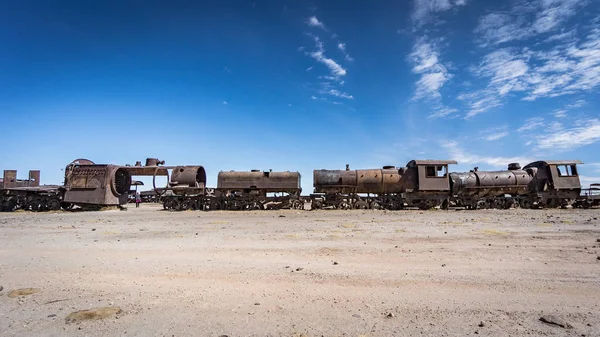 Uyuni çölünde, Bolivya, Güney Amerika tren mezarlığında paslı eski tren