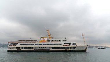 Istanbul feribot içinde Boğaz üzerinde bir bulutlu ve yağmurlu bir gün, Istanbul, Türkiye'de yelken