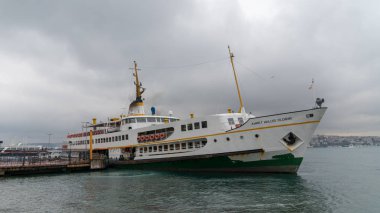 Istanbul feribot, bulutlu bir günde yolcu almak için Beşiktaş İskelesi