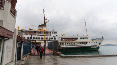 Yolcularımız Istanbul feribot Beşiktaş İskelesi'bulutlu bir günde bırakarak.