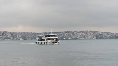 Istanbul tekne boğaz içinde bulutlu ve yağmurlu bir gün, Istanbul, Türkiye üzerinde yelken