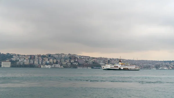Κωνσταντινούπολη πλοία στον Βόσπορο σε μια συννεφιασμένη και βροχερή μέρα, Κωνσταντινούπολη, Τουρκία — Φωτογραφία Αρχείου