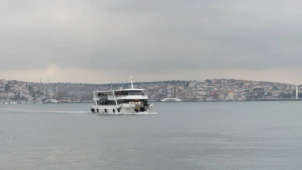 Barco de Estambul navegando en el Bósforo en un día nublado y lluvioso, Estambul, Turquía — Foto de Stock