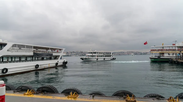 Barco de Estambul navegando en el Bósforo en un día nublado y lluvioso, Estambul, Turquía — Foto de Stock