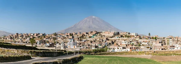 El Misti Volkanı yukarıda: Arequipa, Peru