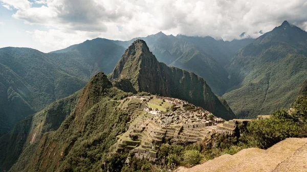 Vista de la Ciudad Inca Perdida de Machu Picchu cerca de Cusco, Perú . — Foto de Stock