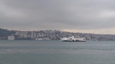 Istanbul feribot içinde Boğaz üzerinde bir bulutlu ve yağmurlu bir gün, Istanbul, Türkiye'de yelken