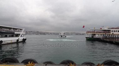 Istanbul, Türkiye - Aralık 2017: iskeleden boğaz bulutlu ve yağmurlu günde, Türkiye çıkışlı Istanbul tekne