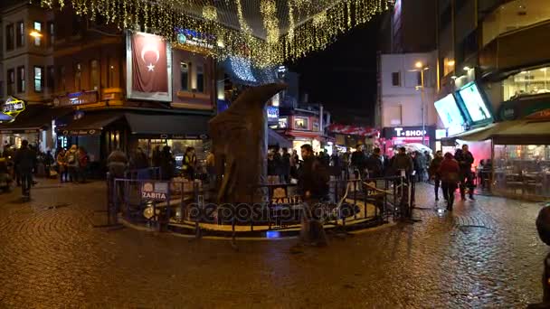 Besiktas Istanbul Décembre 2017 Statue Aigle Sur Place Besiktas Dans — Video