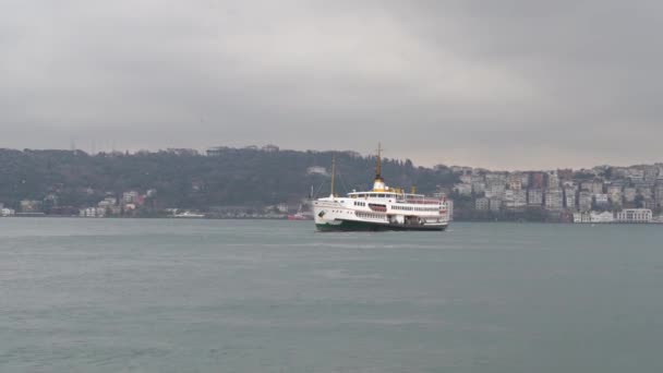 Kapal Feri Istanbul Berlayar Bosporus Pada Hari Yang Berawan Dan — Stok Video