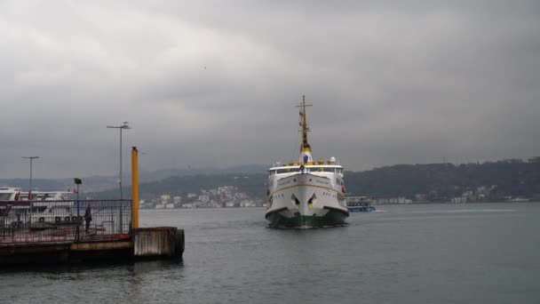 イスタンブール トルコ 2017 イスタンブール フェリー曇り雨の日 トルコのイスタンブールのボスポラス海峡から桟橋に到着 — ストック動画