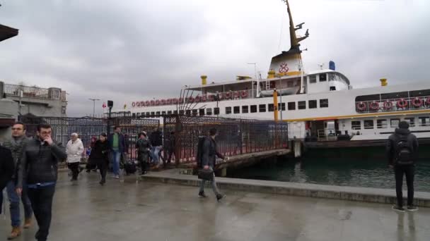 Istanbul Turki Desember 2017 Penumpang Yang Meninggalkan Kapal Feri Istanbul — Stok Video
