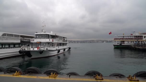 イスタンブール トルコ 2017 イスタンブール ボートは曇りや雨の日 トルコのボスポラス海峡に桟橋から出発 — ストック動画