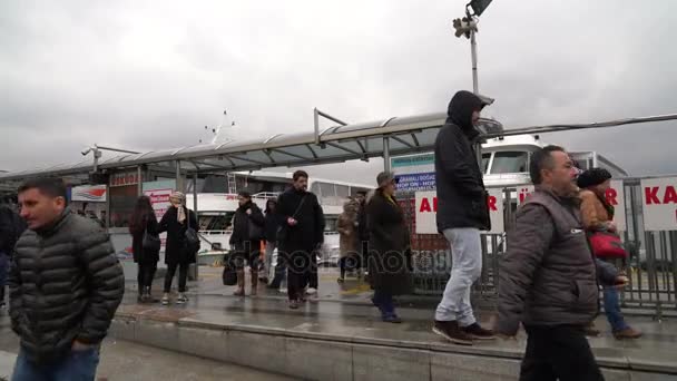 Стамбул Турция Декабрь 2017 Пассажиры Покидающие Паром Стамбул Пирсе Бесиктас — стоковое видео