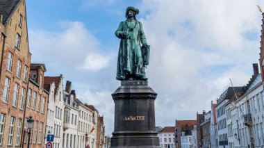 Flaman ressam Jan van Eyck Bruges'deki heykeli.
