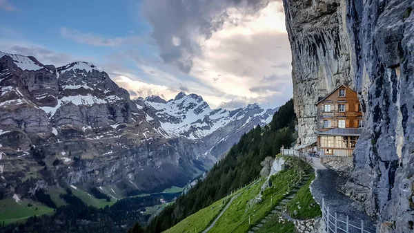 Ebenalp with its famous cliff and Gasthaus inn Aescher. — Stock Photo, Image