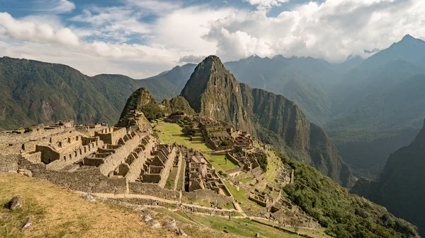 Vista de la Ciudad Inca Perdida de Machu Picchu cerca de Cusco, Perú . — Foto de Stock