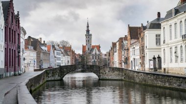 Kötü Sloge, namı diğer Burghers Lodge, Bruges, Belçika 'daki Spiegelrei Kanalı' nda.