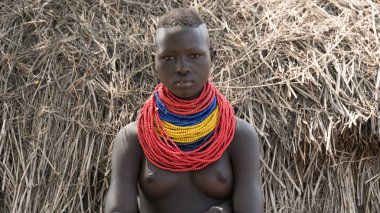 Kimliği belirsiz Karo kabile kadın, Colcho, Omo Vadisi, Etiyopya portresi.