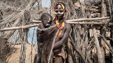 Onun çocuk, Colcho, Omo Vadisi, Etiyopya ile belirsiz bir Karo kabile kadın portresi.