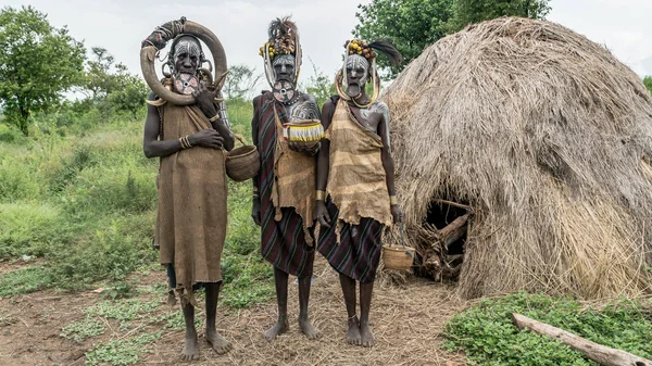 Tres mujeres de la tribu Mursi de Etiopía. Las mujeres de la tribu Mursi tienen una placa labial y adornos de hierro. — Foto de Stock