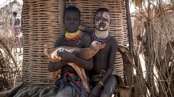 カロ族子供、Colcho、オモ渓谷エチオピアを正体不明の肖像画. — ストック写真