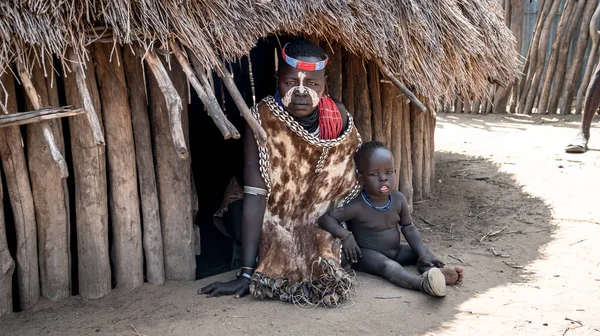 Retrato de uma mulher não identificada da tribo Karo com seu filho, Colcho, Omo Valley, Etiópia . — Fotografia de Stock