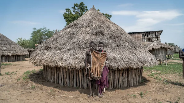 Retrato de niños no identificados de la tribu Karo, Colcho, Valle del Omo, Etiopía . — Foto de Stock