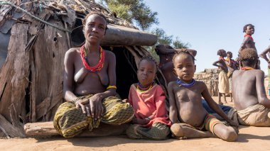 Dassanech kabilesi çocukları, Etiyopya ile gelen kimliği belirsiz kadın