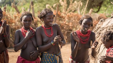 Kimliği belirsiz kadın şarkı ve onların köyde dans Dassanech kabilesinden Omorate nehir, Etiyopya yakınındaki