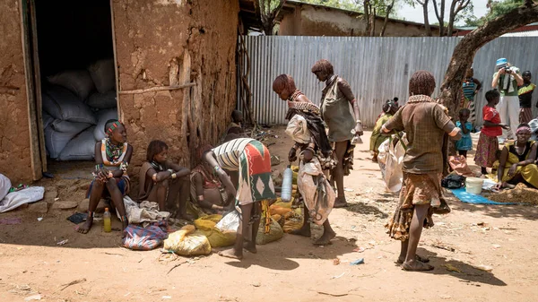 Niet-geïdentificeerde mensen van Hamar stam op lokale dorp markt in Ethiopië — Stockfoto